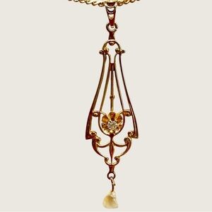 Elegant Gold Pendant Necklace